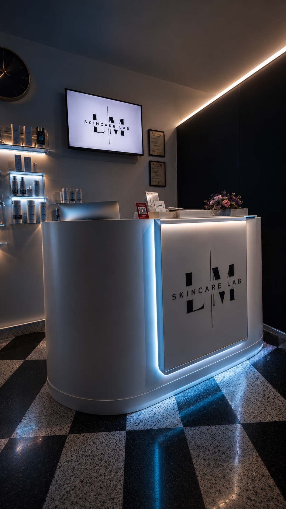 Reception di Laura Skincare Lab con bancone illuminato e pavimento a scacchi